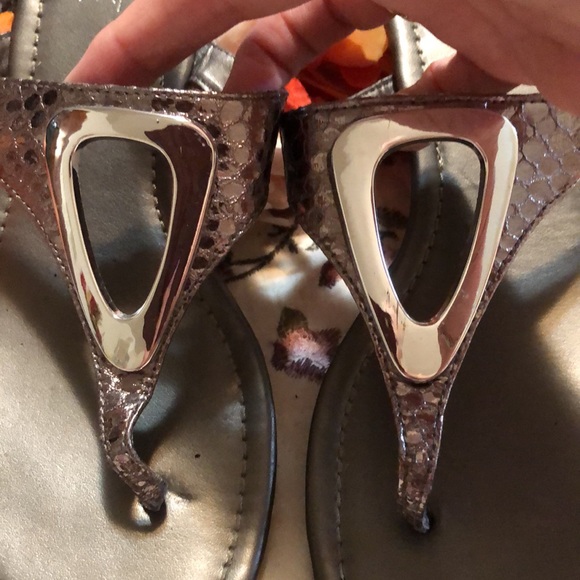 Silver sandal flip flop style with wedge heel - Picture 2 of 4